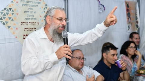 סוכה מארחת  בבית הרב עוזיאל
