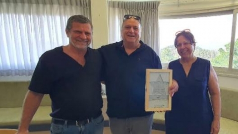 משפחת ברזילי מגילון שזכו במקום ראשון בתחרות בינלאומית לגבינות איכותיות.