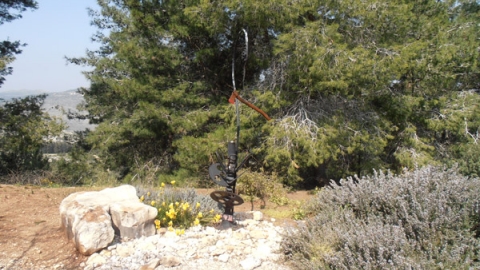 11 אנדרטה לזכרו של עדי ברבסטר (2).jpg